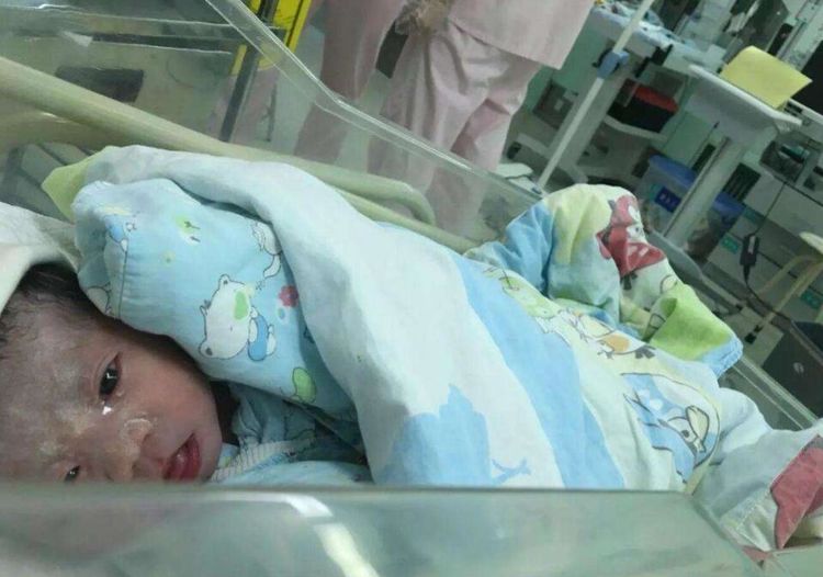 【叁心肆意】分娩时，孕妈生出一个团“白色”，家人担心不已，医生：这是好事