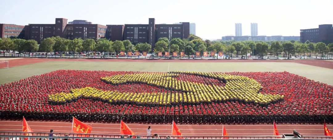 江西师范大学 6000余名新生共同摆出"党徽"国旗"70年"我爱