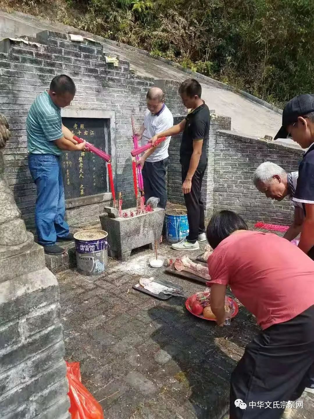 重阳节这一天,各地文氏开展祭祖,敬老等活动,弘扬孝祖敬老传统.