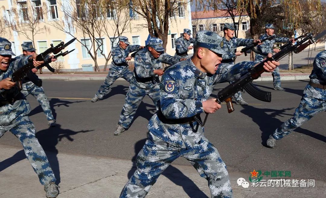 北部战区某空军基地警卫部队在进行刺杀训练