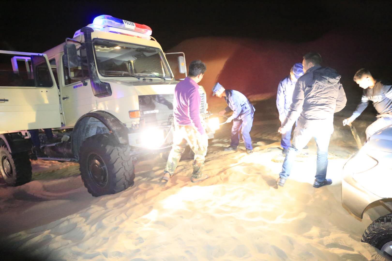 9名重庆游客被困新疆塔克拉玛干沙漠，消防连夜救出