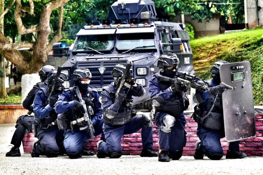 公安特警多装备冲锋枪