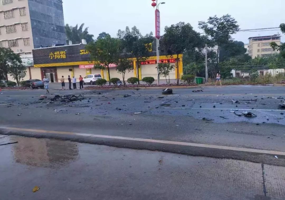 据网友爆料:今早6点左右在平远大道一处发生一起惨烈车祸,监控可见