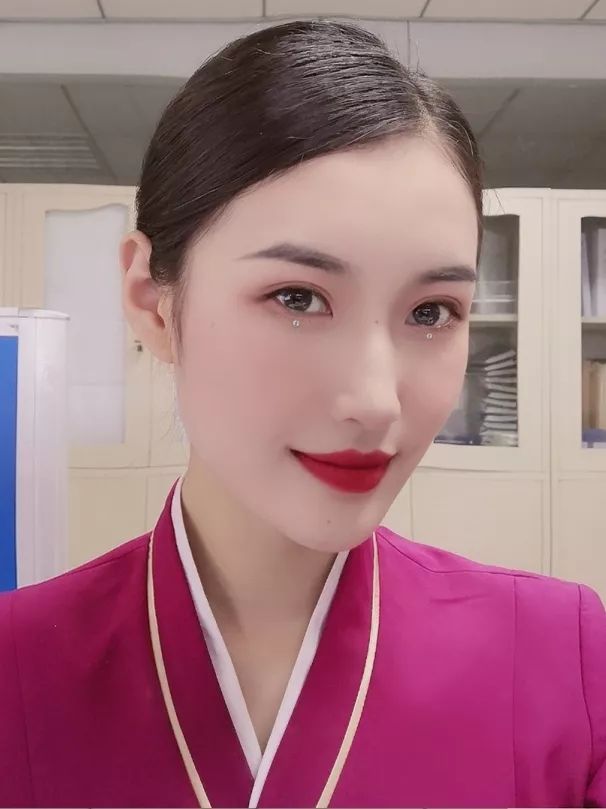 在西航 | 中国南方航空空姐王荣:乐享飞行,蓝天开启美丽人生