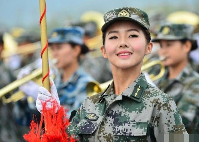 国庆最美女兵高远回母校慰问照片流出褪下军装后气质依然绝佳