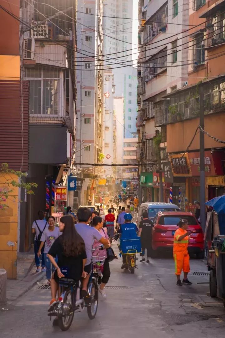 白石洲为深圳最大的城中村,又称"沙河五村",是五个自然村组成.