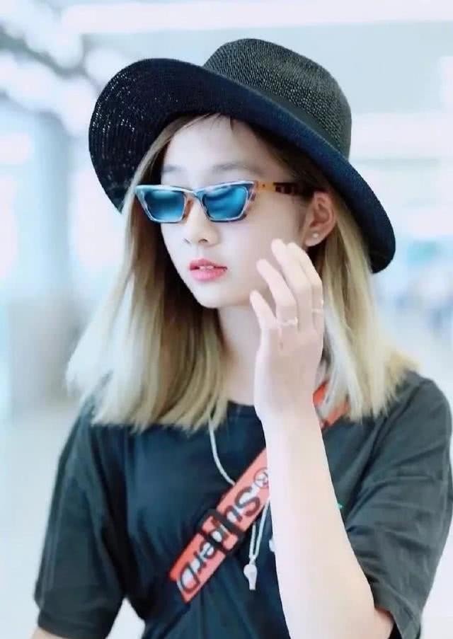 一个黄头发红嘴唇的女人猜一成语_一幅简笔画猜一个成语(3)