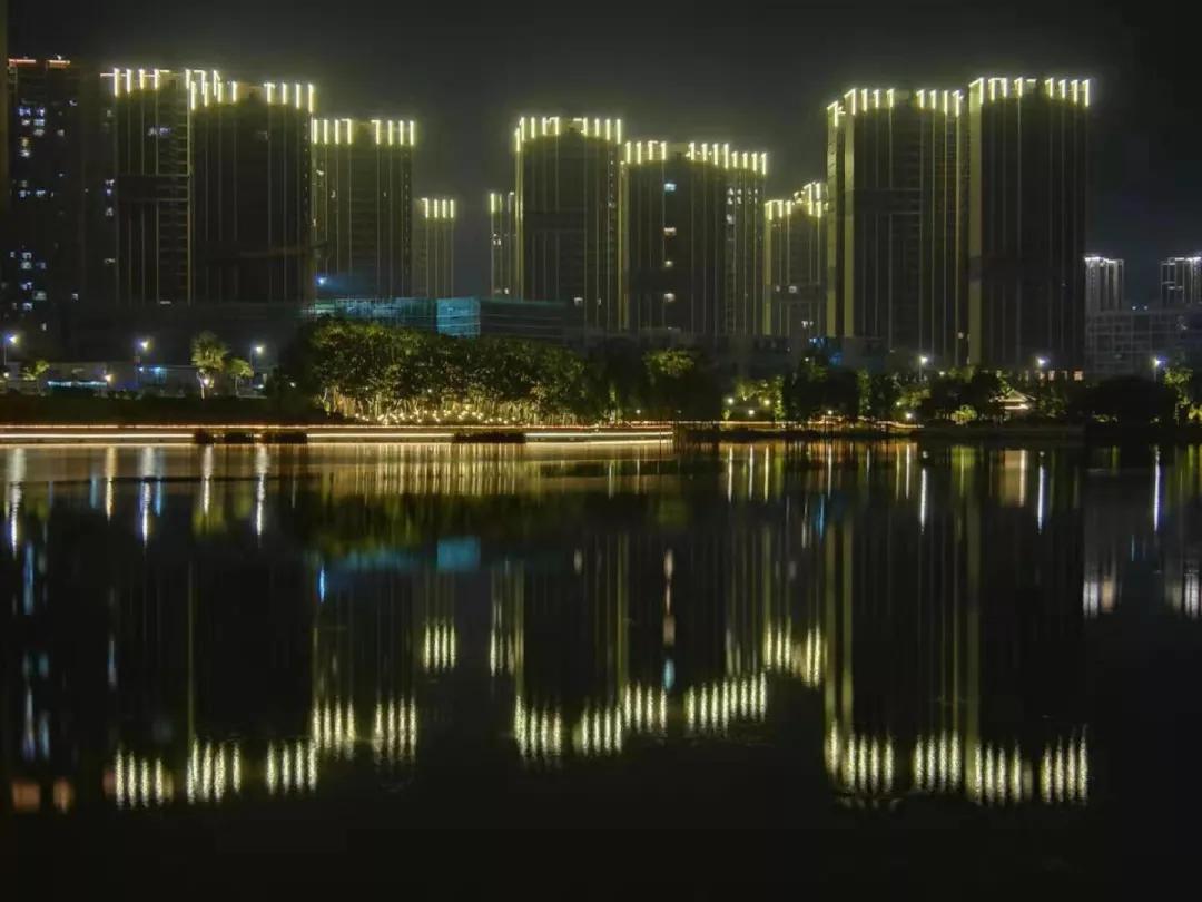 02 知识城夜景刷屏  业主惊呼山沟变凤凰!