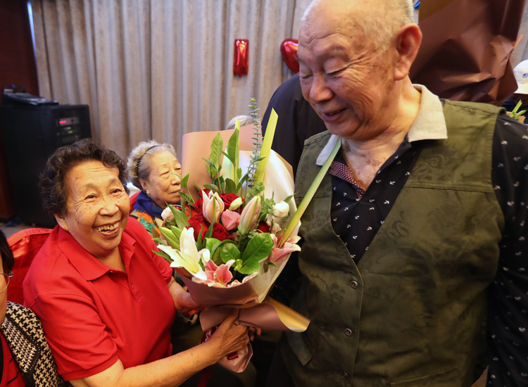 重阳节 东直门20对老人举行集体金婚仪式