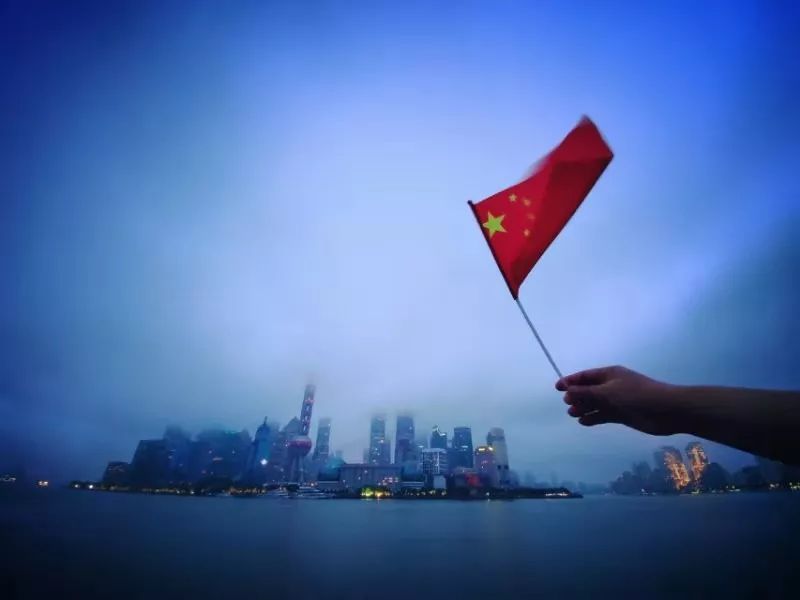每一处美景与鲜艳中国红都能组合 兰兰:带着国旗去旅行,踏上美丽的