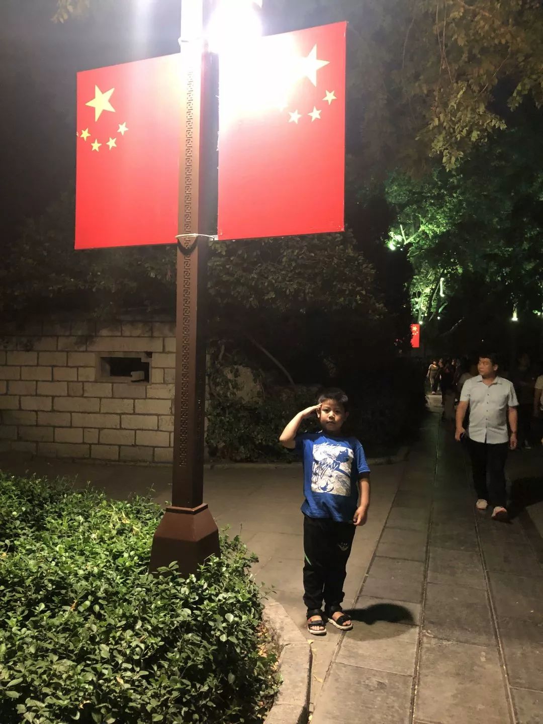 祖国母亲我爱您五星红旗敬个礼历元学校一年级二班致敬中华人民共和国