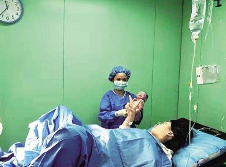 【叁心肆意】分娩时，孕妈生出一个团“白色”，家人担心不已，医生：这是好事
