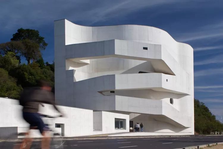 我们不应该单单把阿尔瓦罗·西扎作为一个建筑师来看待,他的作品散发