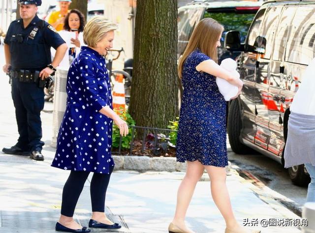 图为希拉里陪伴女儿切尔西出院的画面,她成为了一名合格的外婆,享受