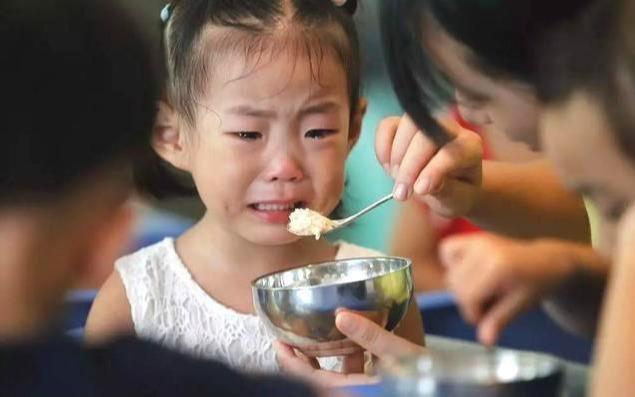 「晚晚育儿」4岁女孩吃饱后睡了一觉，却一睡不起再没醒来，医生：家长太无知