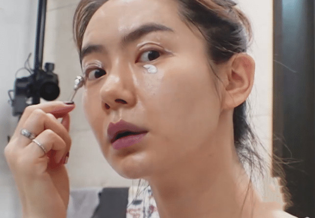 戚薇参加真人秀节目,睡前素颜照曝光,网友:被骗