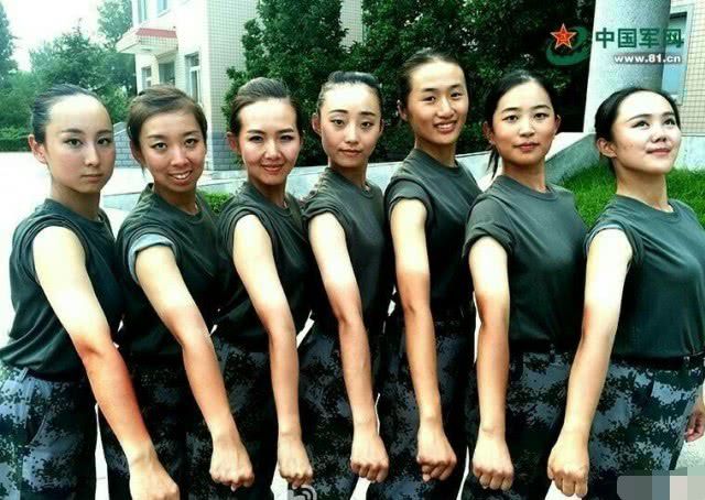 国庆最美女兵高远回母校慰问照片流出褪下军装后气质依然绝佳