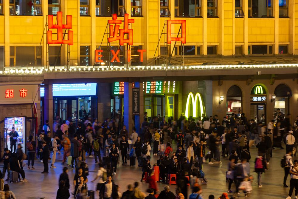 北京站持续迎返程高峰旅客排队进入地铁