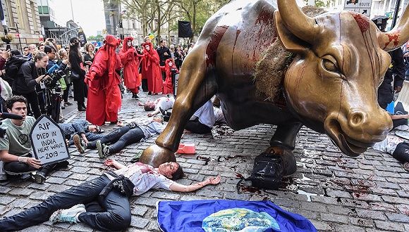 华尔街铜牛再遭殃，这次是被泼“假血”