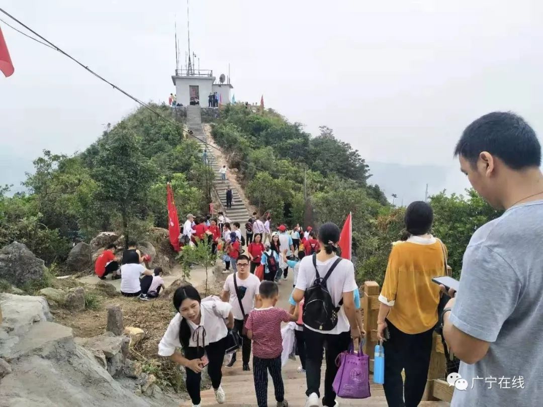 今天是重阳节,请看从广宁石马顶现场发回来的视频,照片