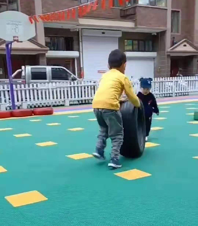 【晓露爸爸】原创幼儿园里上演“碰瓷”大戏，宝宝演技精湛，网友：没两颗棒棒糖不起来