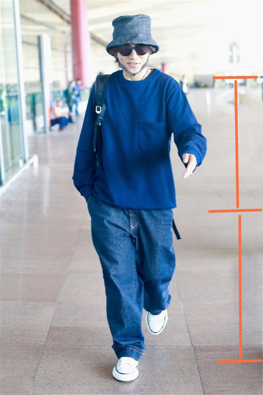 原创             43岁陈坤机场露面，一身深蓝配单肩背包似少年，戴别针耳环显精致