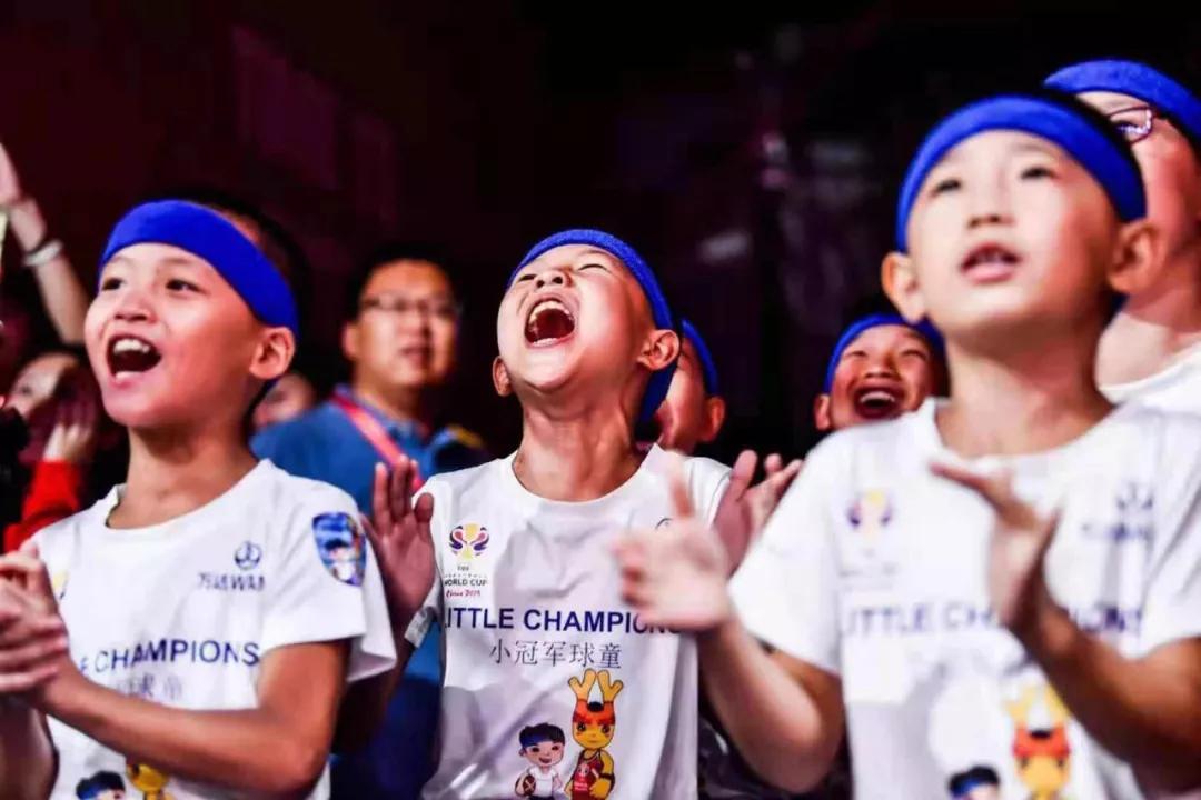 12个丹寨少年成为世界杯历史首批入场球童
