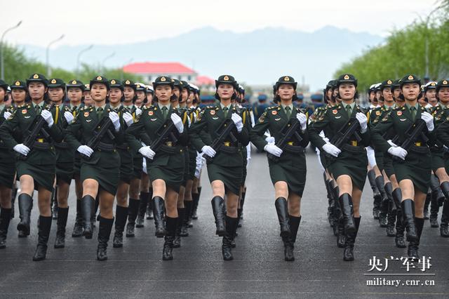 女兵方队:首次以挂枪形式,全新编成亮相阅兵场