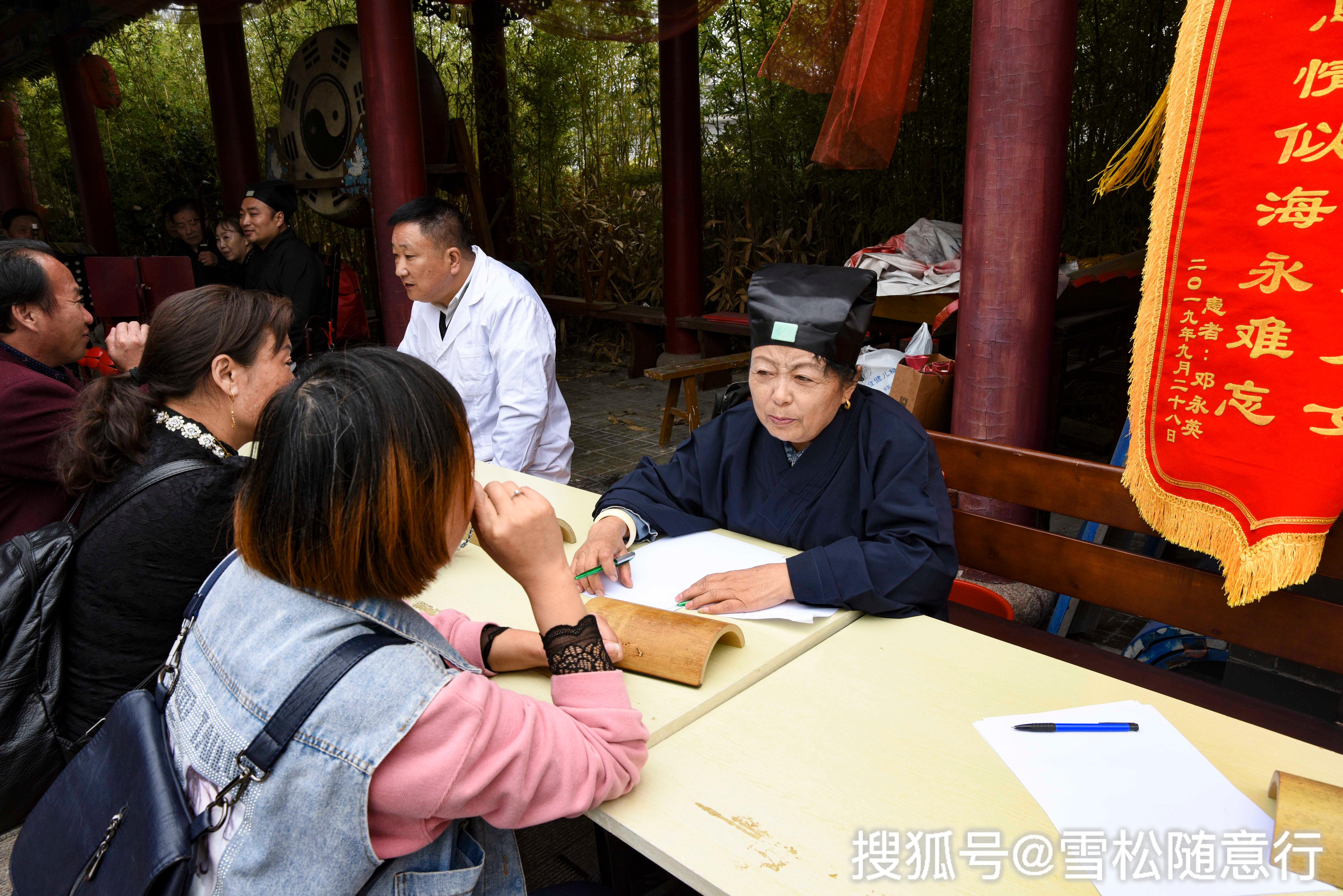 带你见识徐州道家人的生活,刚刚问诊完毕,这边又舞动棍棒