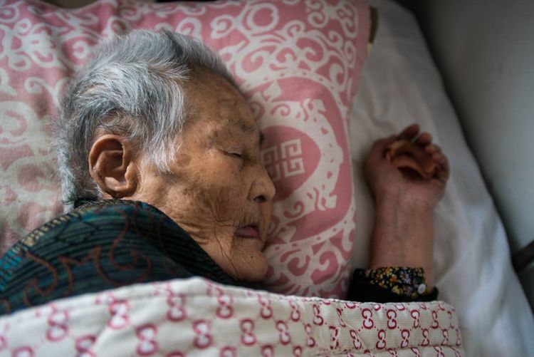 梦到已故很久的外婆，她让我跟她一起住，谁能帮我解解梦？