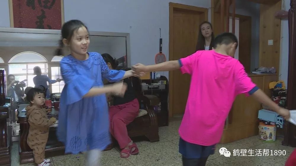 国庆盛典中天安门前领唱的小女孩在鹤壁呢