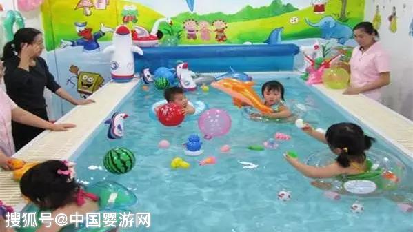 「中国婴游网」原创婴儿游泳的八大好处，让家长为之痴狂！