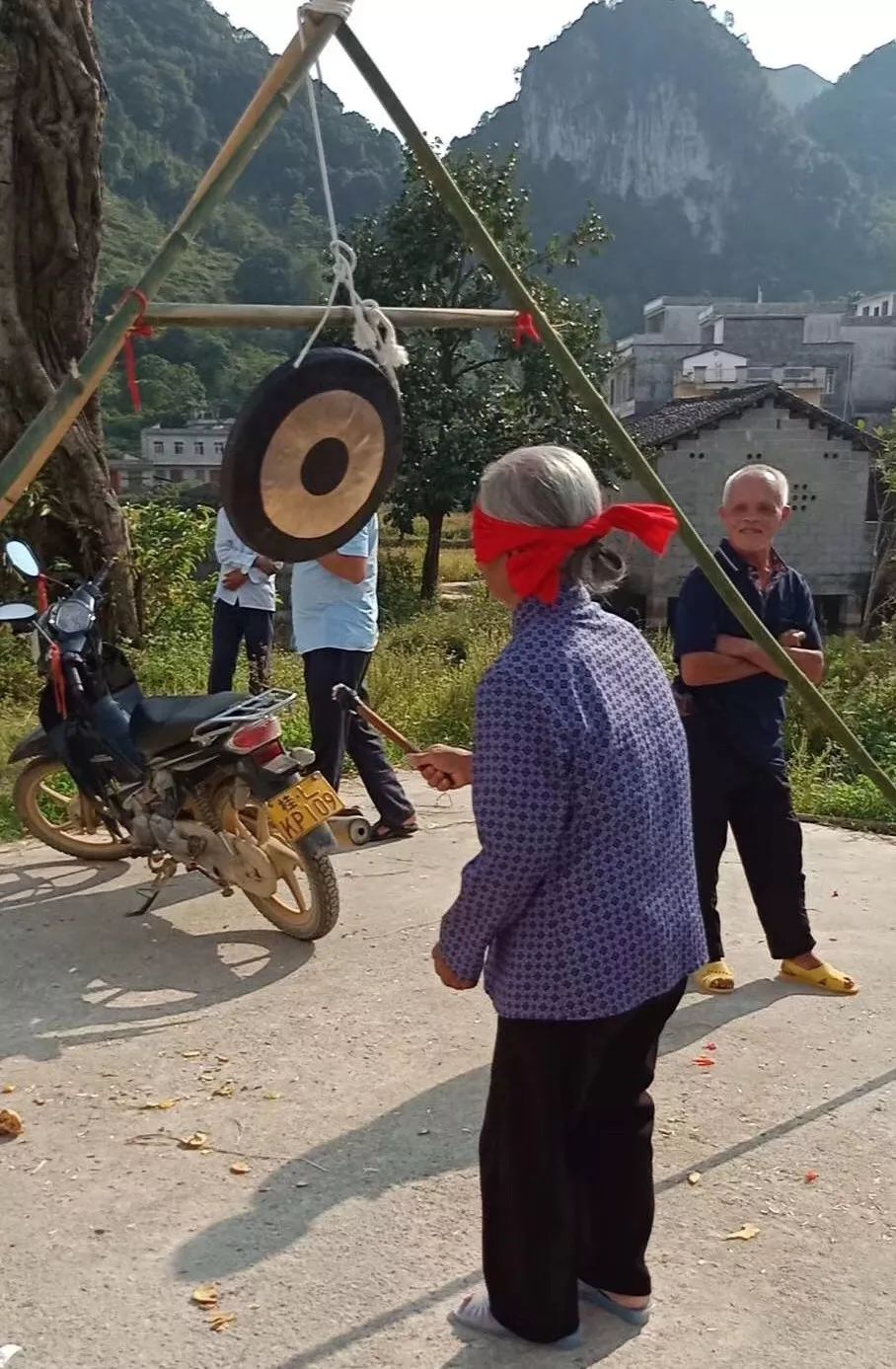 今日地州镇乐村村百布屯开展了重阳节敬老孝亲的娱乐活动 南坡乡汤峒