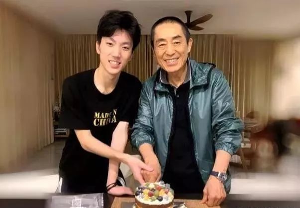 张艺谋陈婷几个孩子 4cbe8ef42e42473cb61f5525a3e80fbe.jpeg