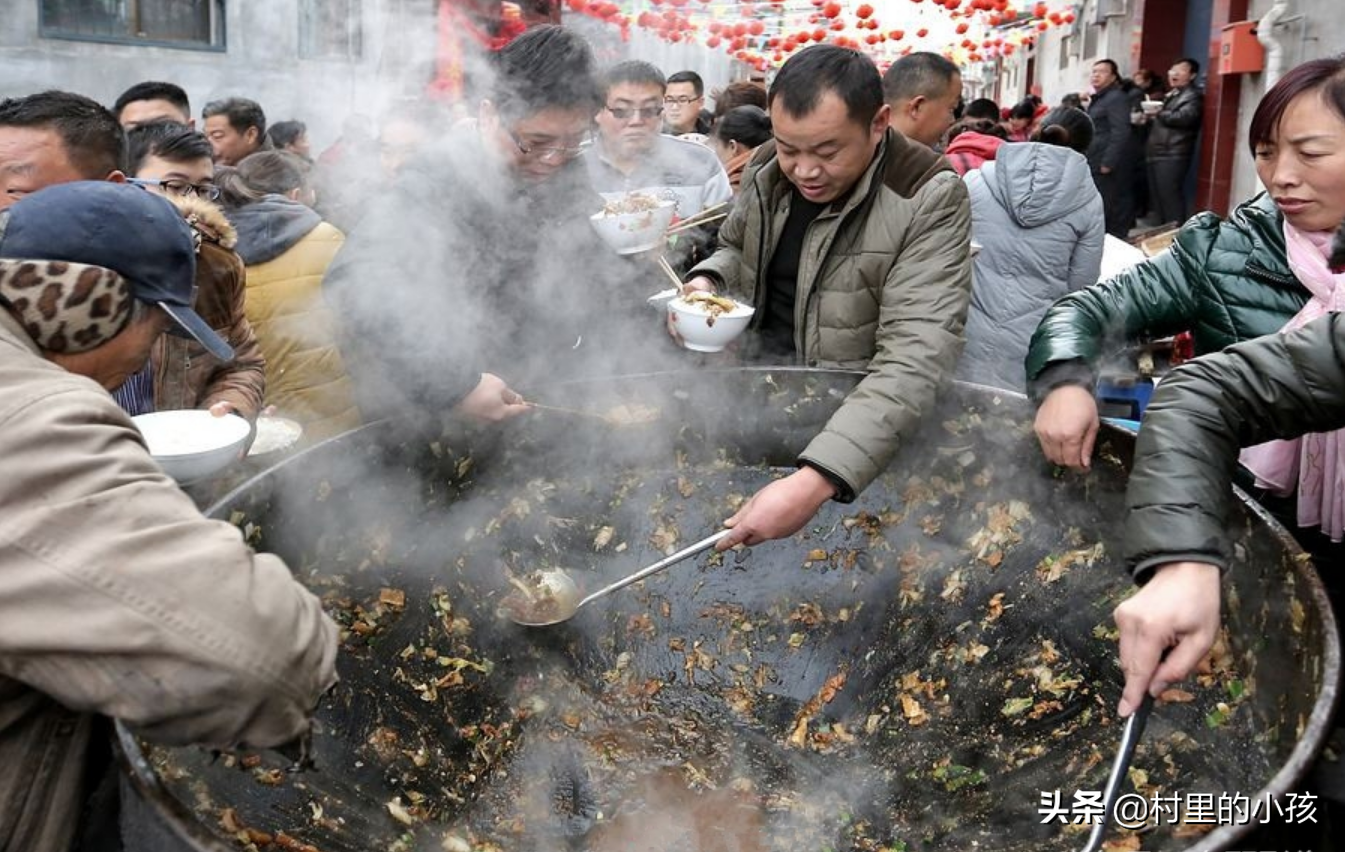 见识一下农村"抢饭",两米宽锅600斤菜,抢不到就算吃亏