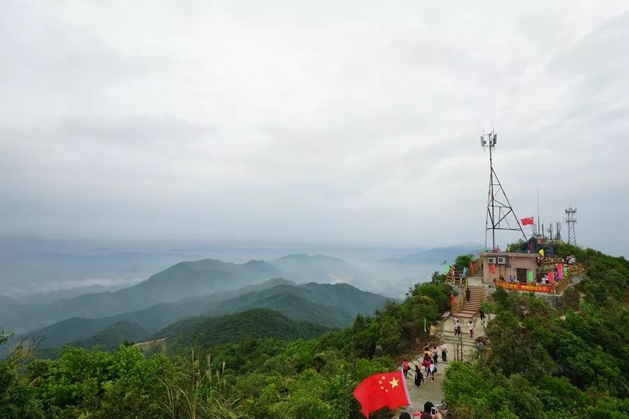 今天重阳10000人登广宁石马山