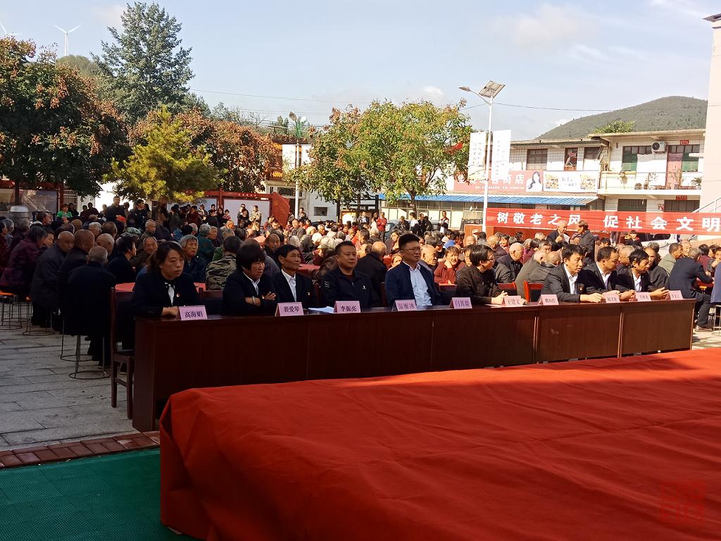 举重比赛猜一成语