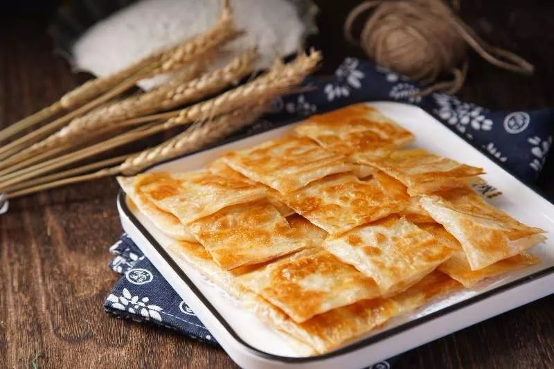 招牌飞饼,共11种口味,小天和小伙伴们品尝了香蕉,葱香,榴莲三种口味