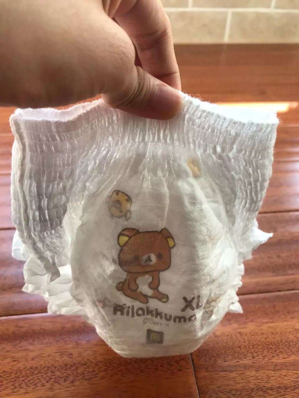 轻松小熊纸尿裤侧边的防漏条比较宽,并且防漏条内收的比较好,宝宝拉稀