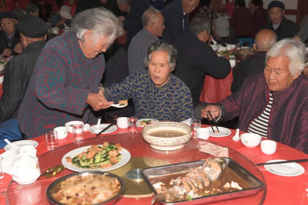 桑家庄村党支部书记桑汉平说"通过举行孝老敬老活动,在村里营造孝亲