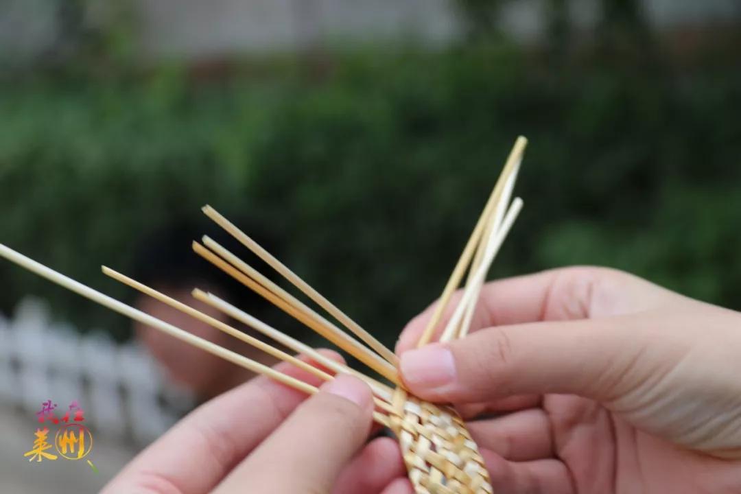 麻烦但编完了很漂亮有没有小伙伴认识这个这个叫"扩草刀"掐辫子的时候