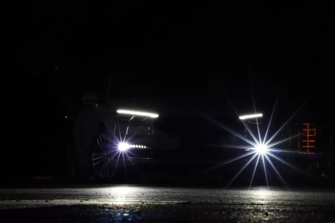 《黑夜之眼》《夜之光》《专属一抹亮》《霓虹之街》对比一下白天的尾灯