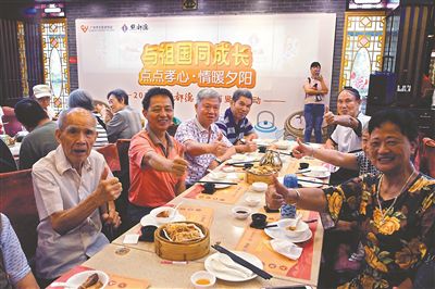 广州百名老人重阳节齐享“百叟宴”