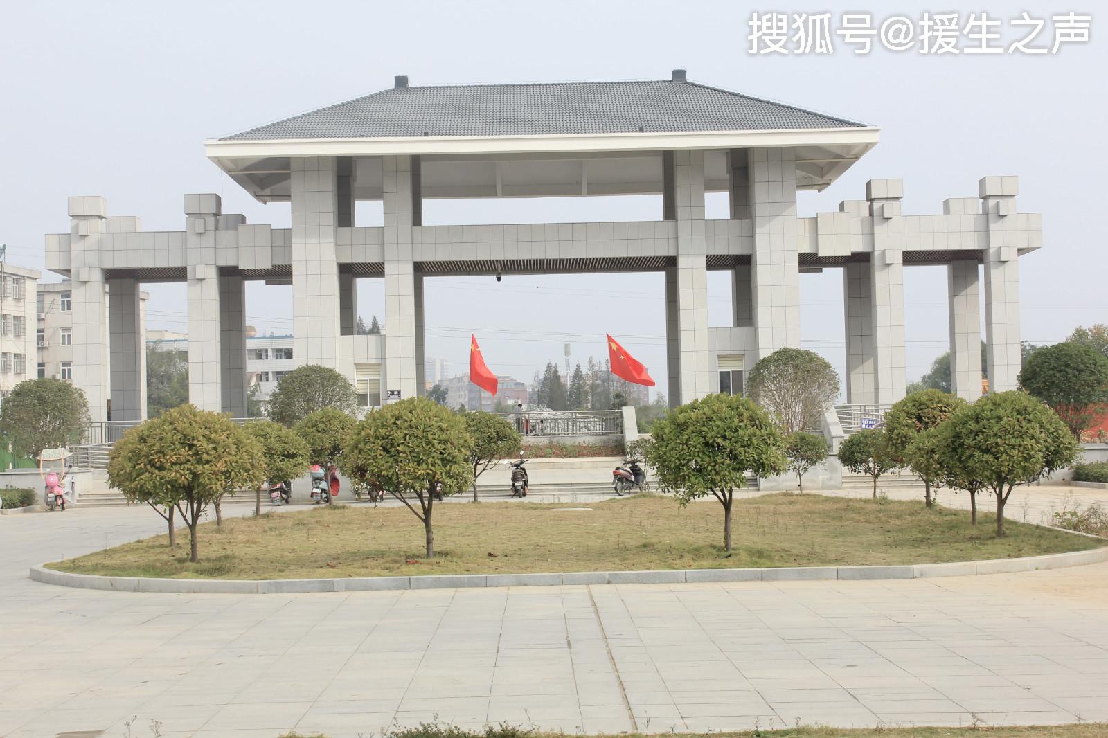 政府建筑和固始县风格相近,都是现代风格的建筑格局.