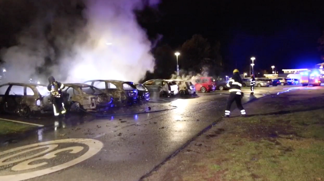 瑞典迈什塔地区发生爆炸三处20辆汽车被烧毁