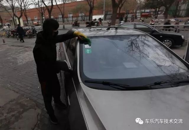 集团女老总洗车_洗车卡通图片(2)