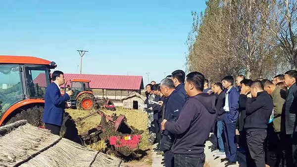 会前,与会领导还深入到上集镇宝田村,泥尔河乡扶北村秸秆综合利用现场