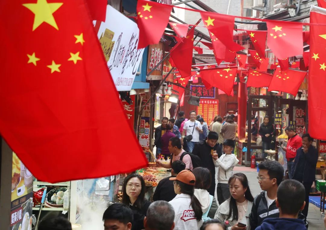 美好山东与国旗同框灯光秀大街小巷处处洋溢中国红