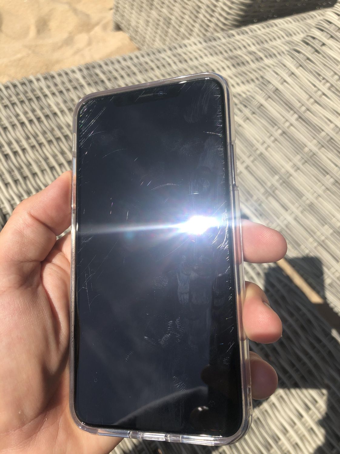 iphone11用户抱怨屏幕易刮花使用一周全是划痕