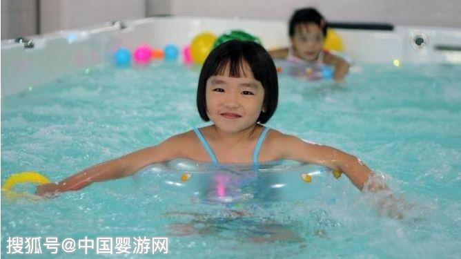 「中国婴游网」原创婴儿游泳的八大好处，让家长为之痴狂！